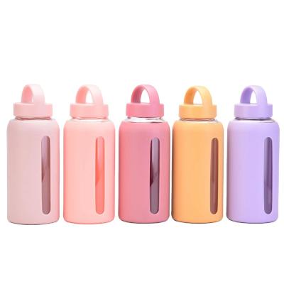 China 2022 New Style 800ml Large Capacity High Borosilicate Glass Viable Portable Water Bottle With Silicone Sleeve With Screw Plastic Lid for sale