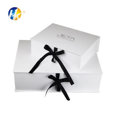 China Recyclable Custom Luxury White Magnetic Paper Gift Box For Clothes for sale