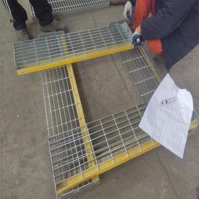 China Industrial Hot Dip Galvanized Outdoor Metal Grating Stairs Tread Steps for sale