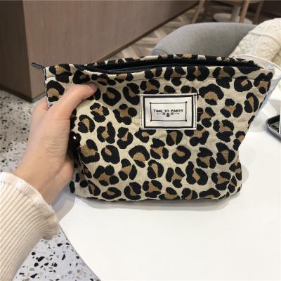 China High Quality Canvas Toiletry Lady Bags Handy Clutch Bag With Zipper Leopard Printing Wholesale Cosmetic Bag 2021 for sale