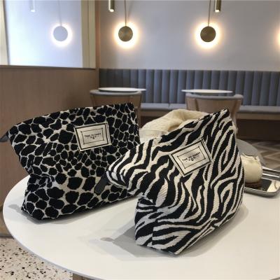 China 2021 high quality leopard printing canvas bag wholesale cosmetic lady bags toiletry handy clutch bag with zipper for sale