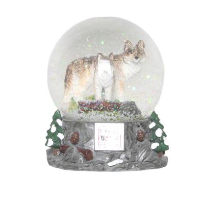 China Prominent Custom Animal Promotional Water Globe Handwork Zoo Wolf Figures Snow Globe With Wooden Base for sale