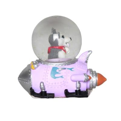 China Polyresin Snowball Rocket Base Cute Wolf Design Water Globe Statue Mini Snow Globe China Resin Animal Souvenir for sale