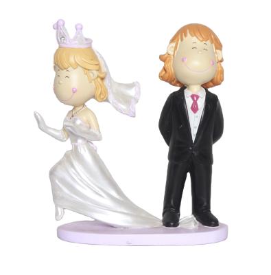 China Custom Handwork Wedding Favors Gifts New Couples Craft Lover Figurine Resin Keepsake Gifts For Newlywed for sale