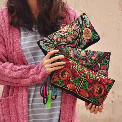 China Floral cotton cotton handbag for women 2021 new fashion women girls summer beach custom ethnic flower embroidery clutch bag for sale