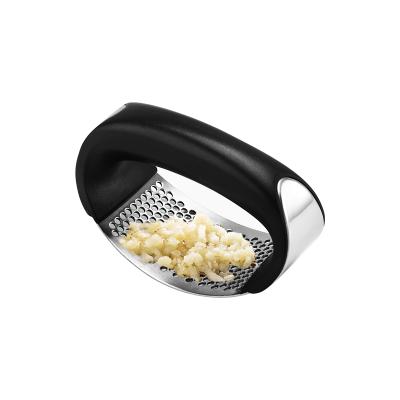 China Hand Grip Metal Garlic Press Stainless Steel Portable Kitchen Grinder Crusher Press for sale