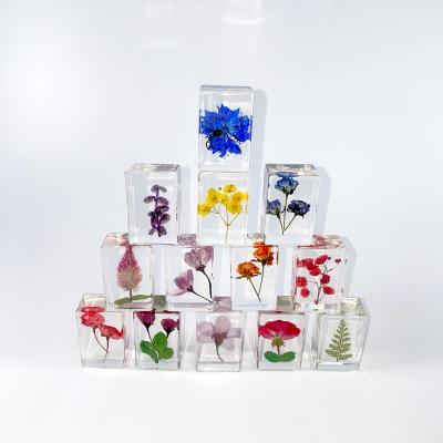 China Europe Handmade resin dry flower handicrafts, transparent amber dried flower specimens, popular new products in tourist attractions for sale