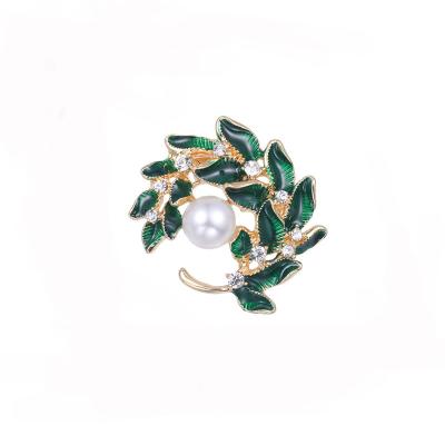 China Factory Directly Sell Environmental Friendly Green Enameled Leaf And Simulated Pearl Half Moon Shape Brooches for sale