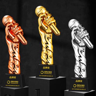 中国 Hot selling amazon unique design Breathable Custom Breathable hand holding microphone trophy resin 販売のため