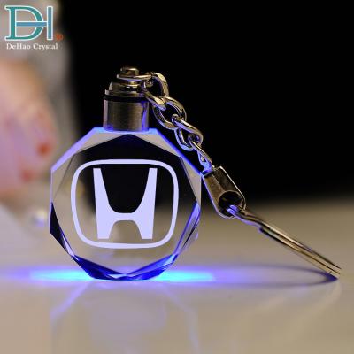 China Wedding Souvenirs Custom Engraving Car Logo LED Crystal Keyring en venta