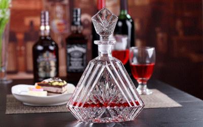 China 600ml Wine Decanter Whiskey Glass Bottle With Lid Height 29cm For Alcohol Bar for sale