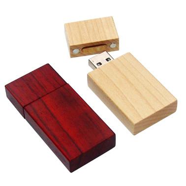 Cina Il rosso ha colorato la chiavetta USB di legno incisa personale, azionamento di legno del pollice in vendita