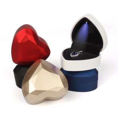 Chine la boîte à bijoux en forme de coeur de cuisson de vernis a peint en caoutchouc avec la petite lumière de LED à vendre