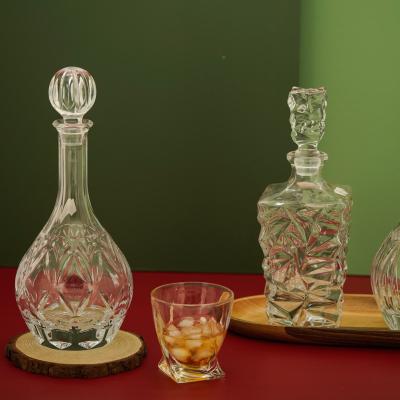 China Wholesale Crystal Creative Gift Bottle Glass Whiskey Wine CLASSIC Bulk Decanter Set With Lid for sale