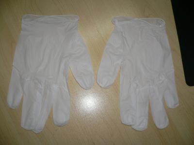 China Los guantes sintéticos blancos del vinilo se pulverizan libremente, los guantes S, M, L, tamaño de la mano del vinilo del XL en venta