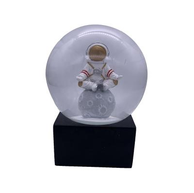 China Worldwide Desk Decoration And Unique Gifts Resin Crafts Custom Polyresin Snow Globe for sale