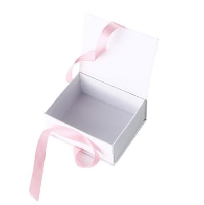 China Recycled Materials White Clothing Box Magnetic Folding Packaging Jewelry Gift Box Exquisite Logo Printed Paper Box for sale