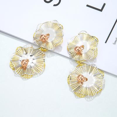 China Low MOQ Fashionable Diamonds Personalized Brass Jewelry Designer Making Unique Circle Flower Earrings for sale