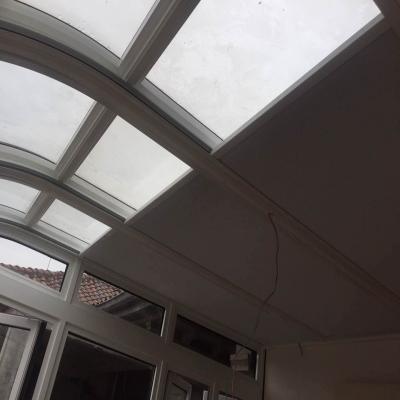 China Narrow Blade Pleated Skylight Roller Blinds Office Motorized Honeycomb Window Shades à venda