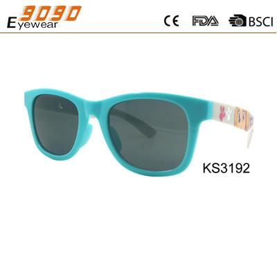 China las 2017 gafas de sol de los nuevos niños del estilo con el marco azul plástico, modelo impreso en el templo en venta