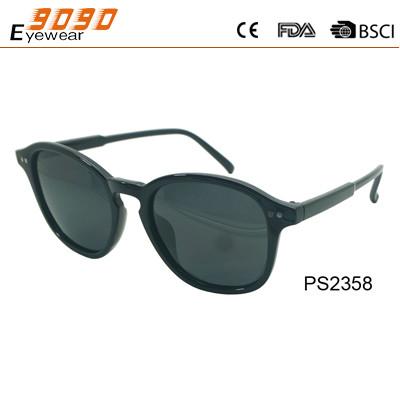 China Nuevo llegan y las gafas de sol de moda, hechas del plástico, convenientes para los hombres y las mujeres en venta