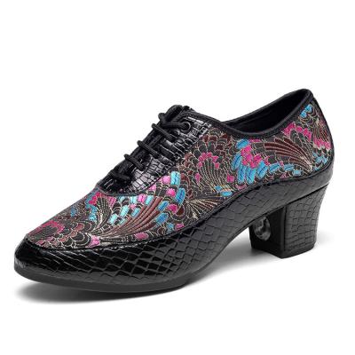 China Ladies' Ballroom Shoes Chinese Embroidery Multi-Color Comfortable Wear-resistant Soft-soled Comfortable Ladies' Ballroom Dancing Dance Shoes for sale