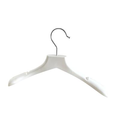 China Durable fashion non-slip colorful plastic hanger pp for thin fabrics and elegant hangers for sale