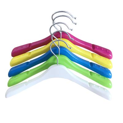 China Durable Color Kids Cloth Kids Safe Plastic Hanger Non-slip Shirt Hanger for sale