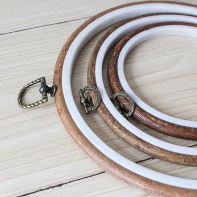 China High Quality Cross Stitch/Embroidery Stitch Accessory Pattern High Quality Plastic Round Wooden Embroidery Hoops for sale