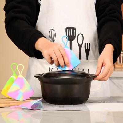 China Oven Kitchen Colorful Triangular Pot Racks Oven Heat Resistant Anti Scalding Gloves for sale