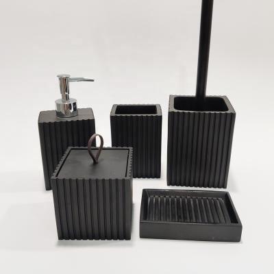 China Sustainable Hot Selling Black Color Resin Hotel Amenities Bathroom Accessories 5 Pieces Set Bathroom Products en venta