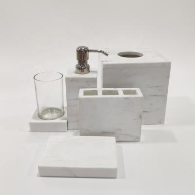 China Sustainable Resin Bathroom Accessories Set Five Piece Marble Bathroom Products Hotel Bathroom Accessories Set en venta