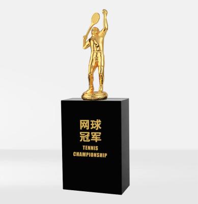 China custom Logo Engraving metal tennis crystal trophy for sport event Te koop