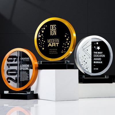 China New Design round crystal metal award With Engraved Logo Te koop