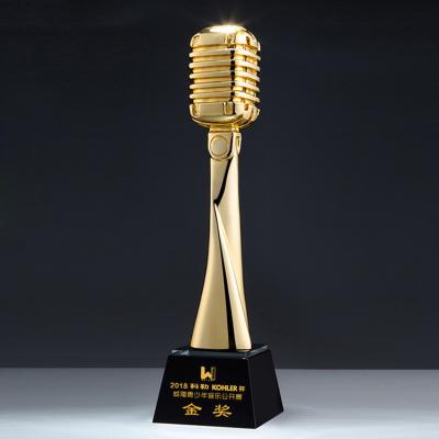 China Gold Plate Resin Microphone trophy for speech / mucis award en venta