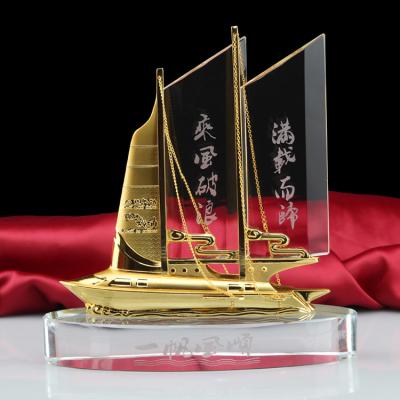 China Fancy metal boat home decoration crystal ship award trophy Te koop