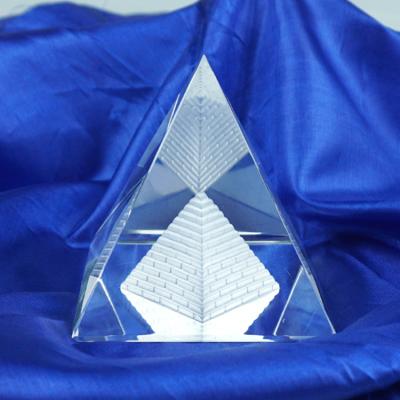 China 3D Laser Engraved Glass Crafts Crystal Pyramid Paperweight en venta