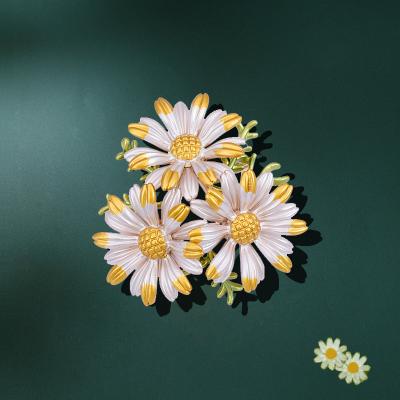 China ALLOY 2021 New Custom Designer Flower Brooch Pins Korean Vintage Garden Enamel Daisy Brooches For Women for sale