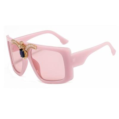 China 2021 Fashion Sunglasses Women Wholesale Designer Custom Fashion Crushed Diamond Bling Retro Trendy Sol Shades for sale