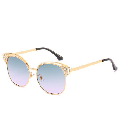 China Luxury Cat Eye Sunglasses Women Fashion Rhinestone Sunglasses Korea Manufacture 2019 Fashion Sunglasses for sale