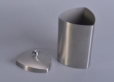 China La prisma triangular formó el OEM/el ODM señalados metal de la tapa del candelero en venta