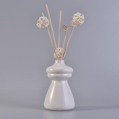 中国 OEM/ODMの純粋なハンドメイドの陶磁器の拡散器の瓶の花の芳香剤 販売のため