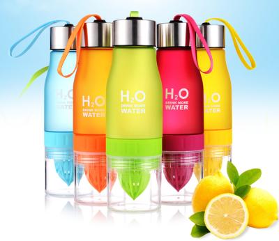 China Promotional Clear Viable Frosted Plastic Water Bottle H2o 700ml Lemon Cup Fruit Juicing Infuser Cup Hydrogen Plastic Water Bottle for sale