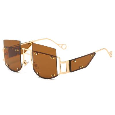 China 2021 Custom Made Sunglasses Oversized Vintage Trendy Outdoor Women Fashion Sun Glasses Frame Rivet Sunglasses for sale