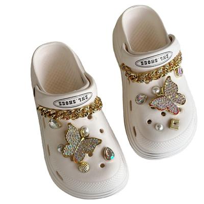 China Luxury Clog Charm Hoops Shoes Chain Rhinestone Butterfly Pearl Bling Shoe Charm For Women for sale