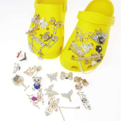 China Clog Hot Sale Bling Crystal Butter Fly Charms Designer Big Logo Charms Metal Shoes Decoration For Women Birthday Gift for sale