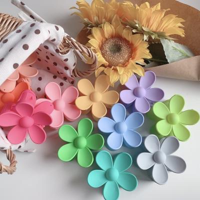 China Simple temperament and cute exquisite Korean hair grip spring style flowers form plastic hair claw for sale