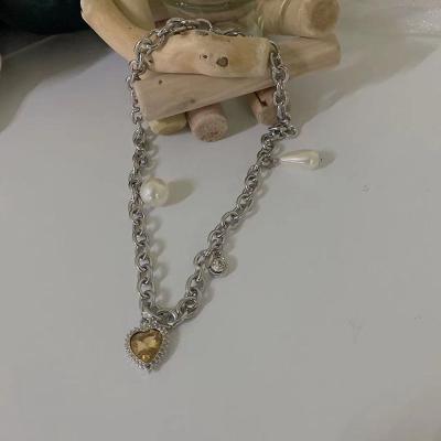 China European Soft Yellow Rhinestone Chunky Chain Exquisite Alloy Necklace Fashion Fancy Gemstone Heart Pendant for sale