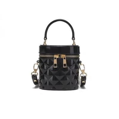 China Diamond Factory Supplying Professional Design Small Plaid Bucket Bag Luxury Bucket Bag Women for sale