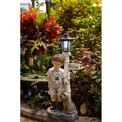 China Europe Housewarming Garden Gift, Multicolor Solar Boy Statue With Welcome Sign Garden Statues Polyresin for sale